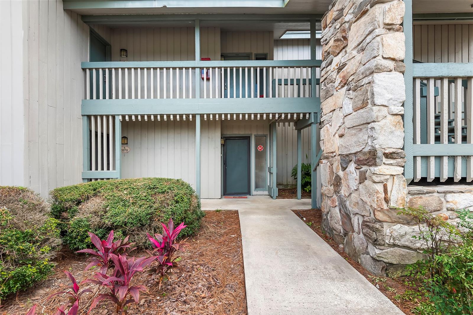 Image 2 of 6 For 2070-2071 Corner Lake Drive Ab