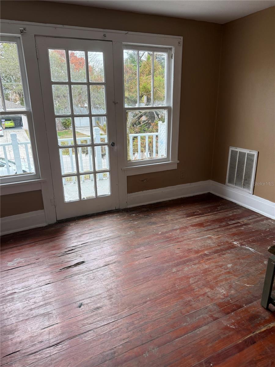 Image 10 of 22 For 444 Avenue B Ne