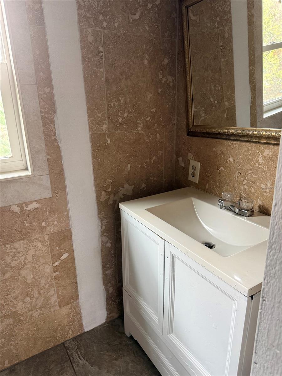 Image 18 of 22 For 444 Avenue B Ne