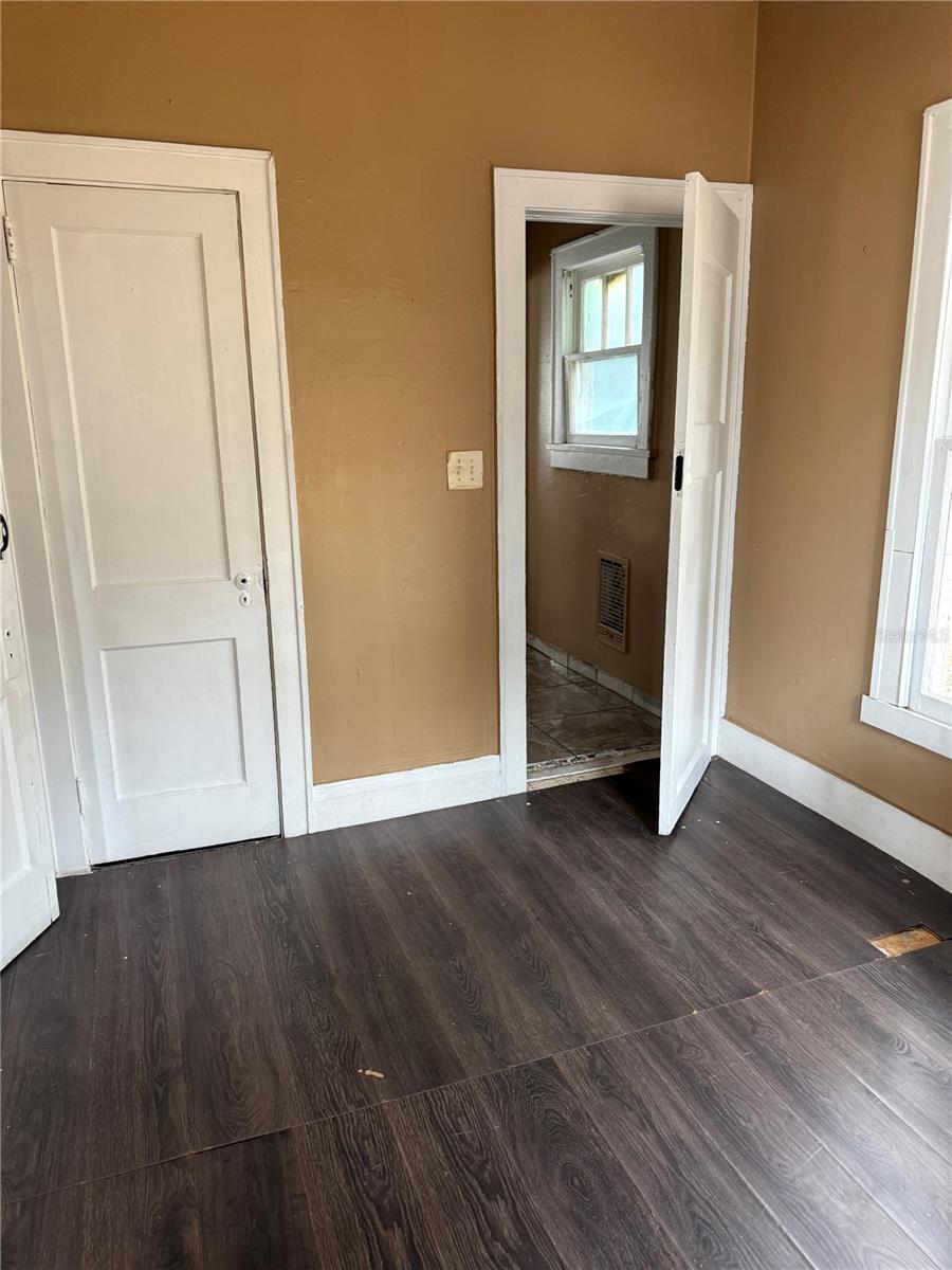 Image 8 of 22 For 444 Avenue B Ne