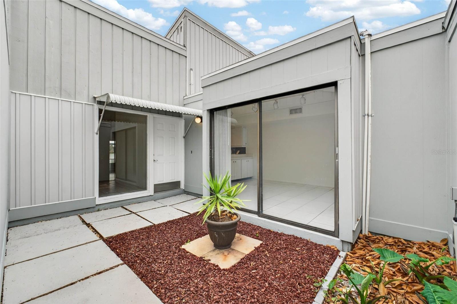 Image 3 of 49 For 1502 Buckeye Road Ne 4