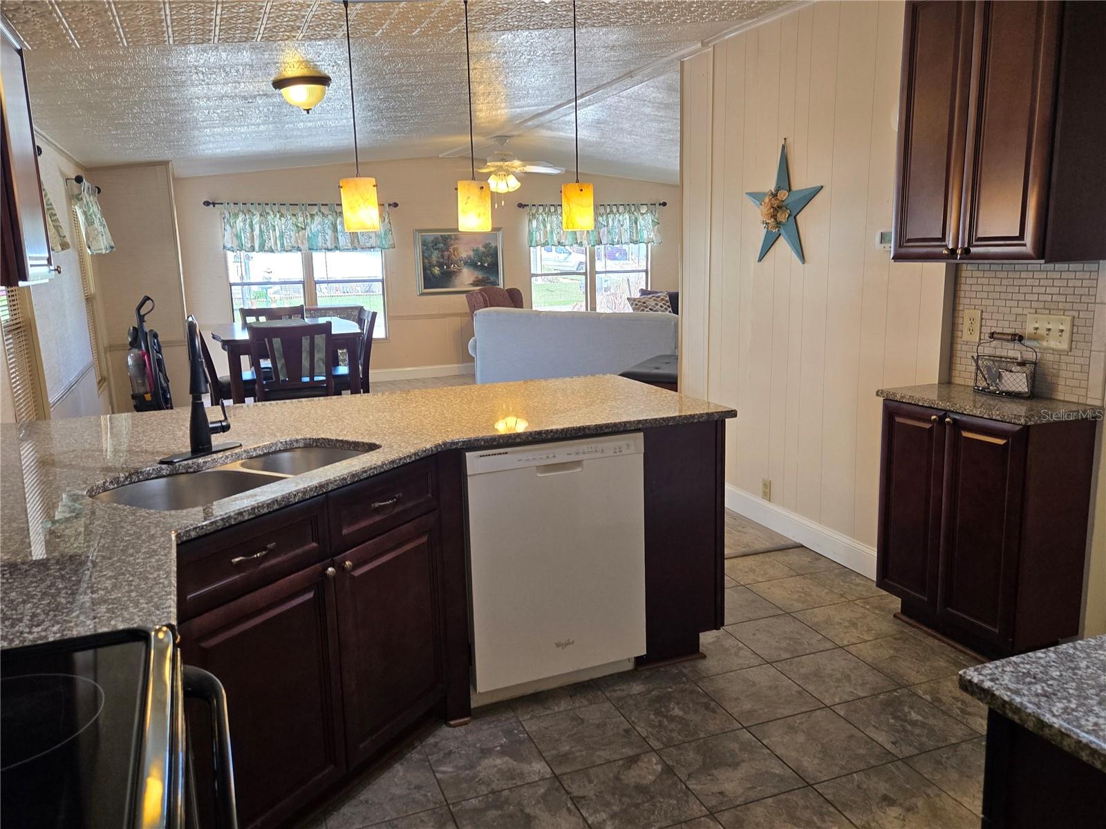 Image 34 of 58 For 7139 Alamanda Boulevard W