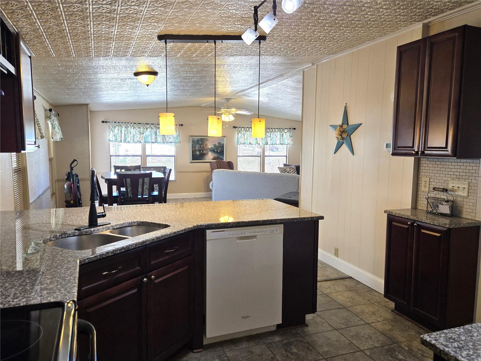 Image 35 of 58 For 7139 Alamanda Boulevard W