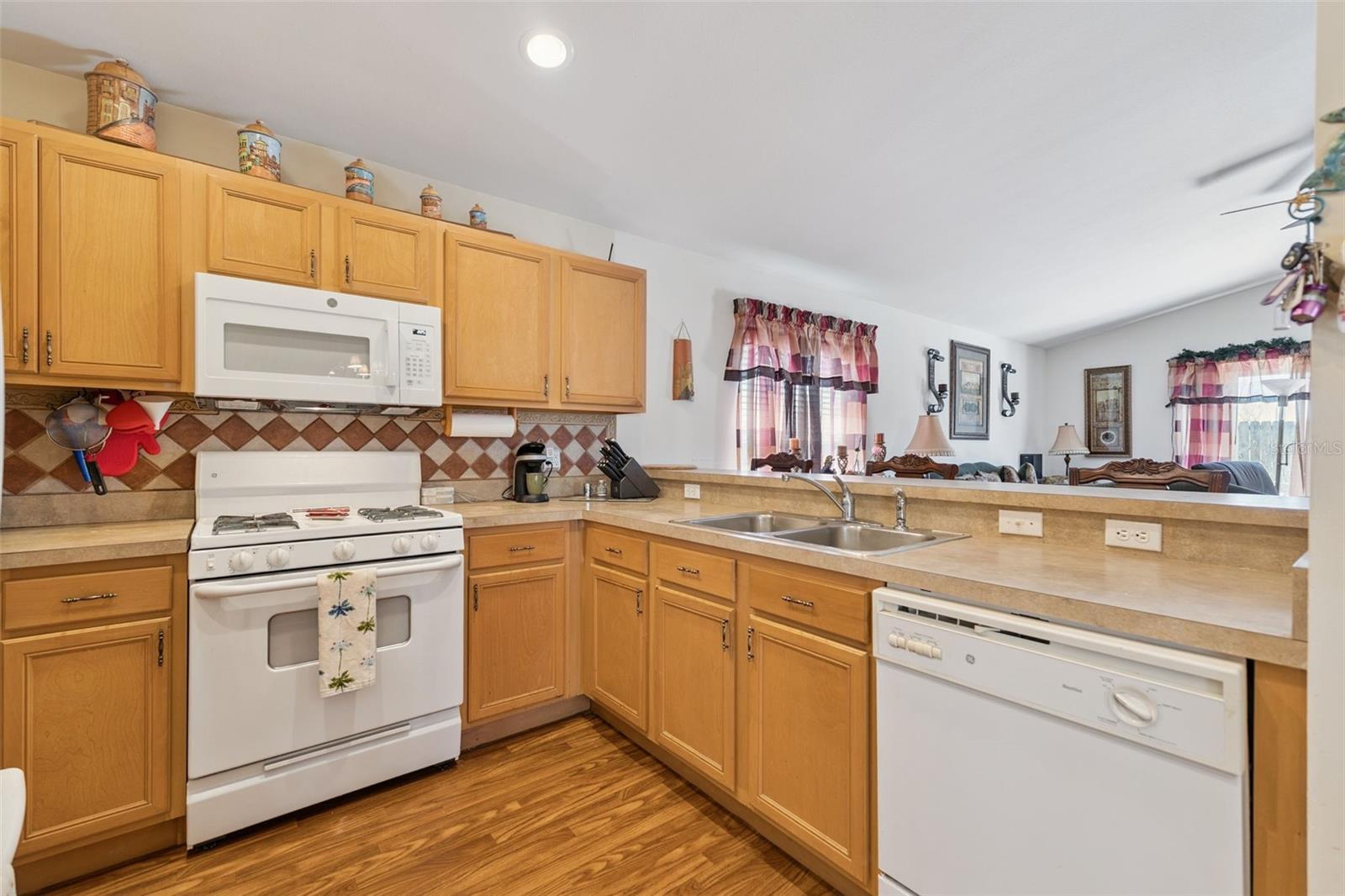 Image 7 of 49 For 304 Lake Suzanne Drive