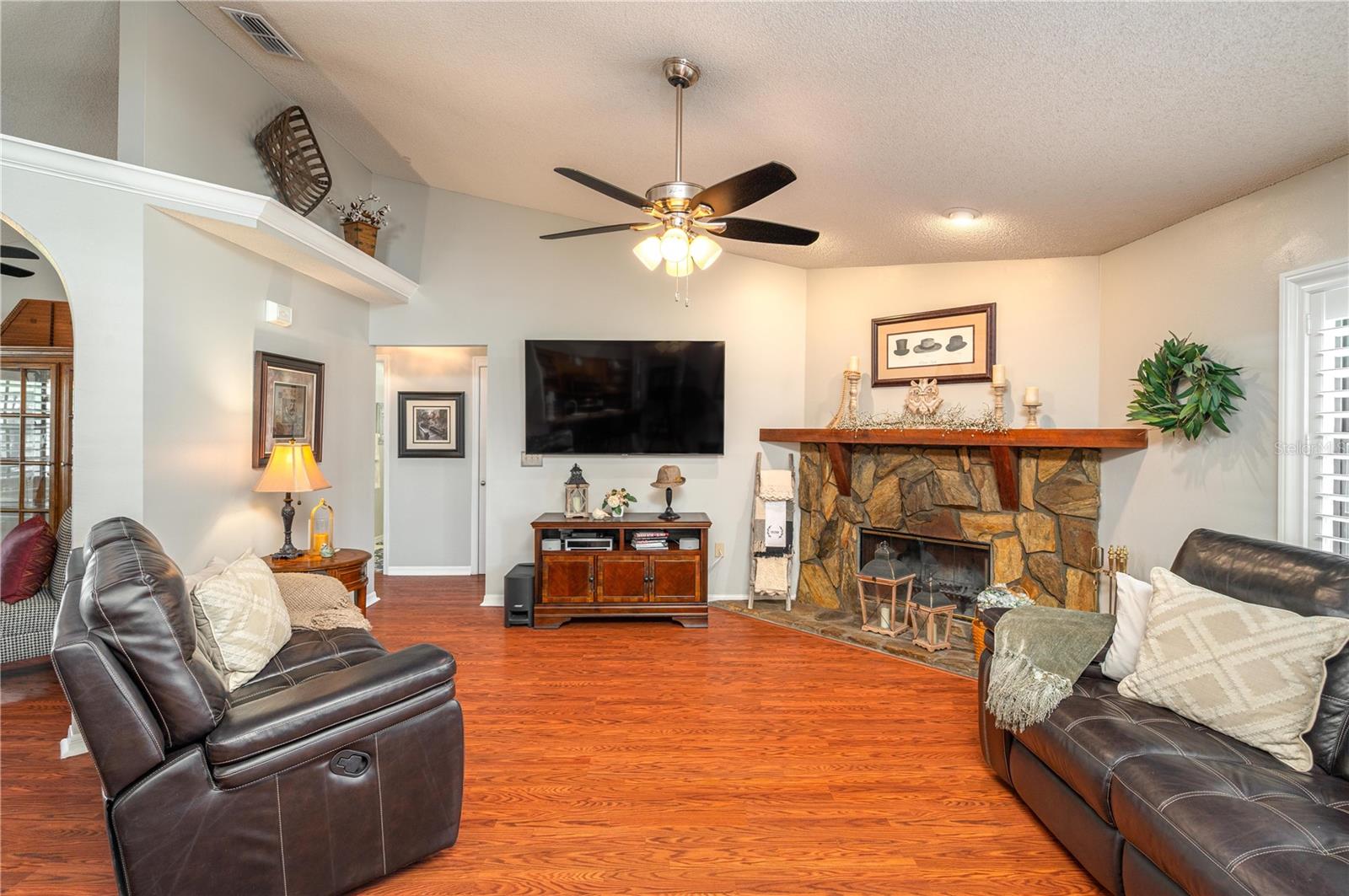 Image 10 of 50 For 334 Palmview Circle N