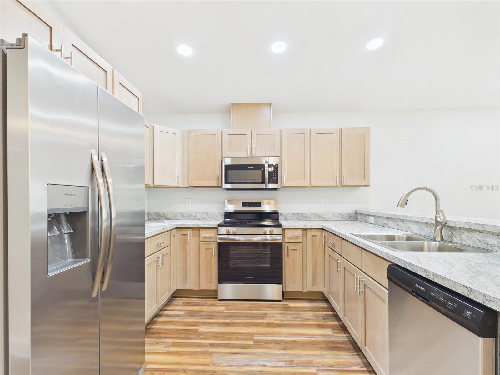 Image 7 of 27 For 837 Lincoln Avenue