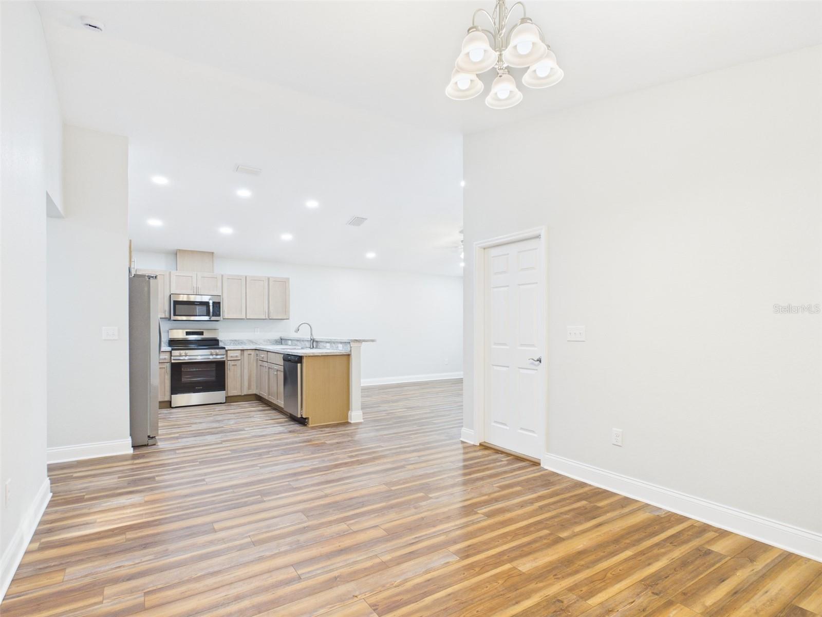 Image 9 of 27 For 837 Lincoln Avenue