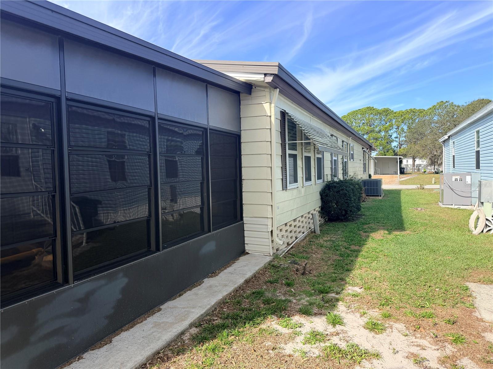 Image 13 of 19 For 410 Village Circle Sw