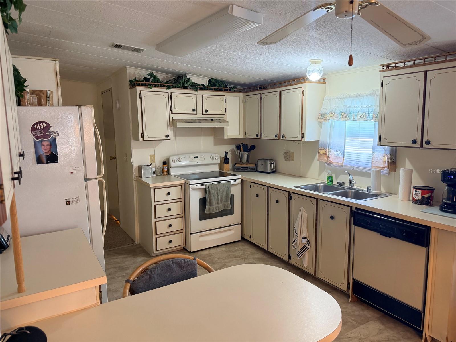 Image 3 of 19 For 410 Village Circle Sw