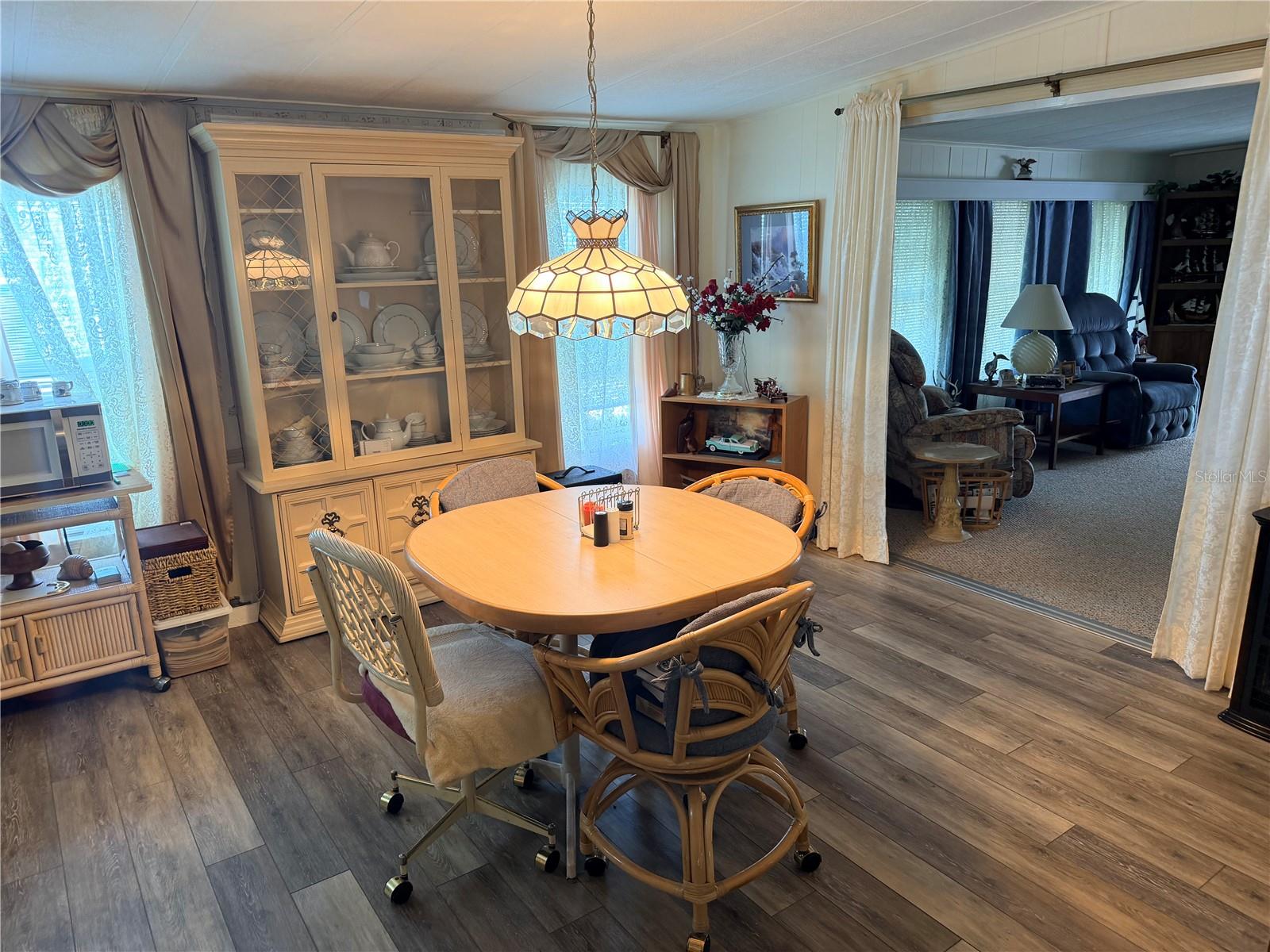 Image 5 of 19 For 410 Village Circle Sw