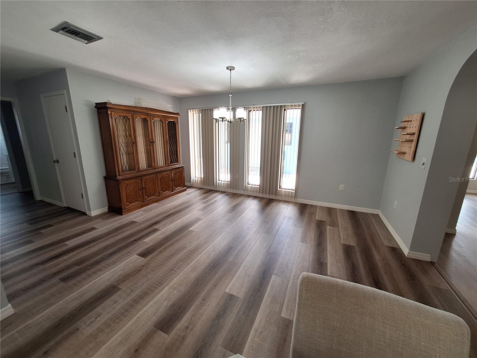 Image 5 of 49 For 1147 Circle Drive