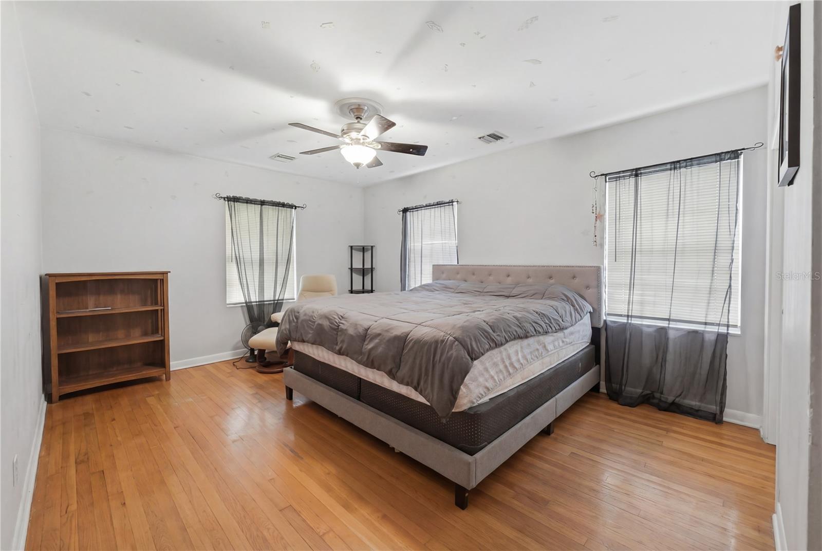 Image 26 of 42 For 104 11th Street Se