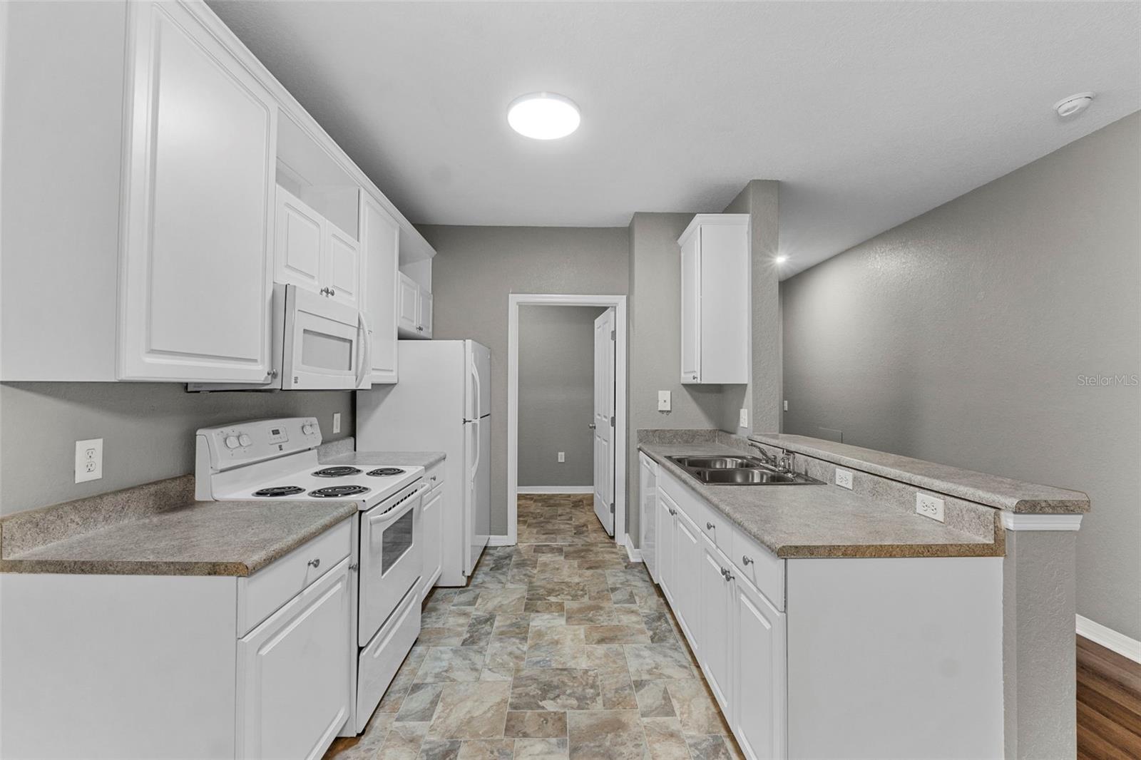 Image 13 of 30 For 1008 Hemingway Circle 1008