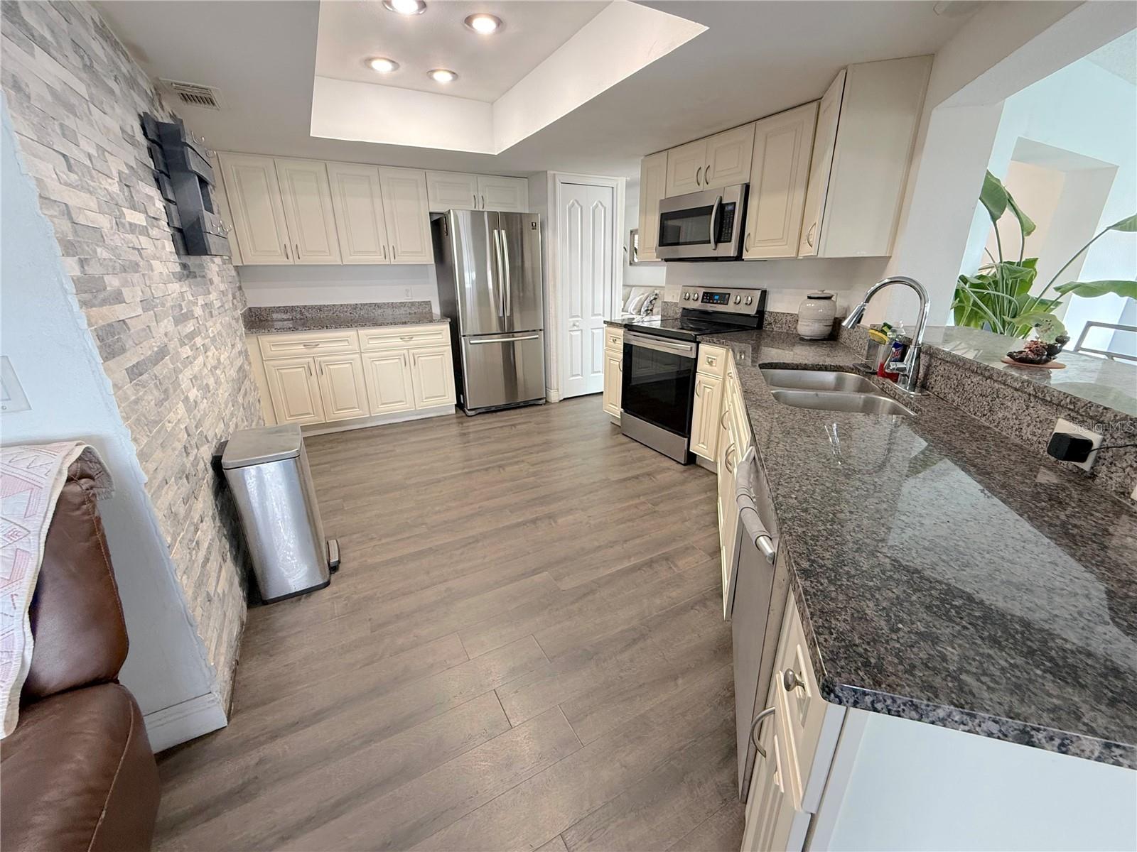 Image 10 of 39 For 1160 Manitoba Street