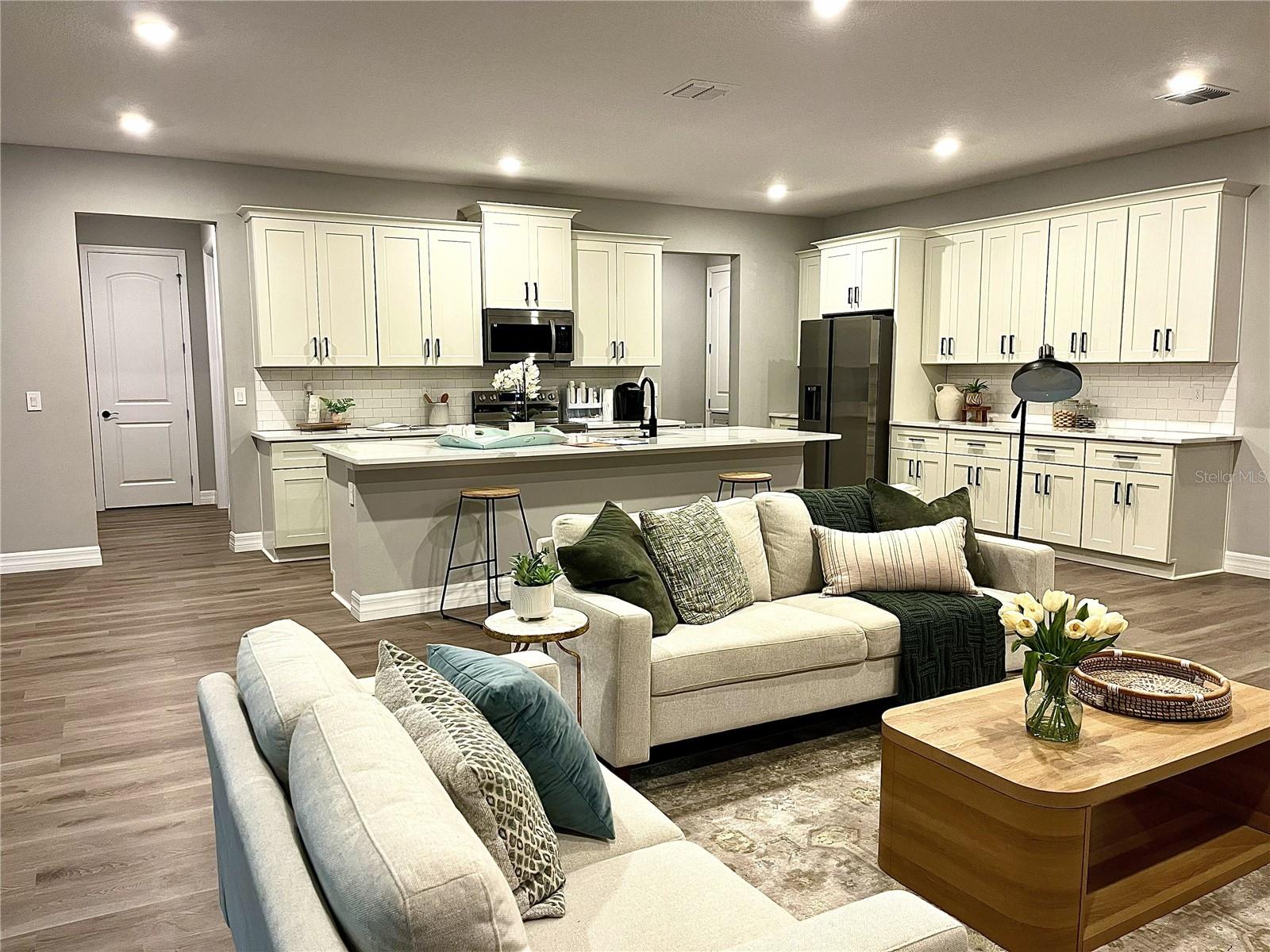 Listing photo id 3 for 7987 Primrose Drive