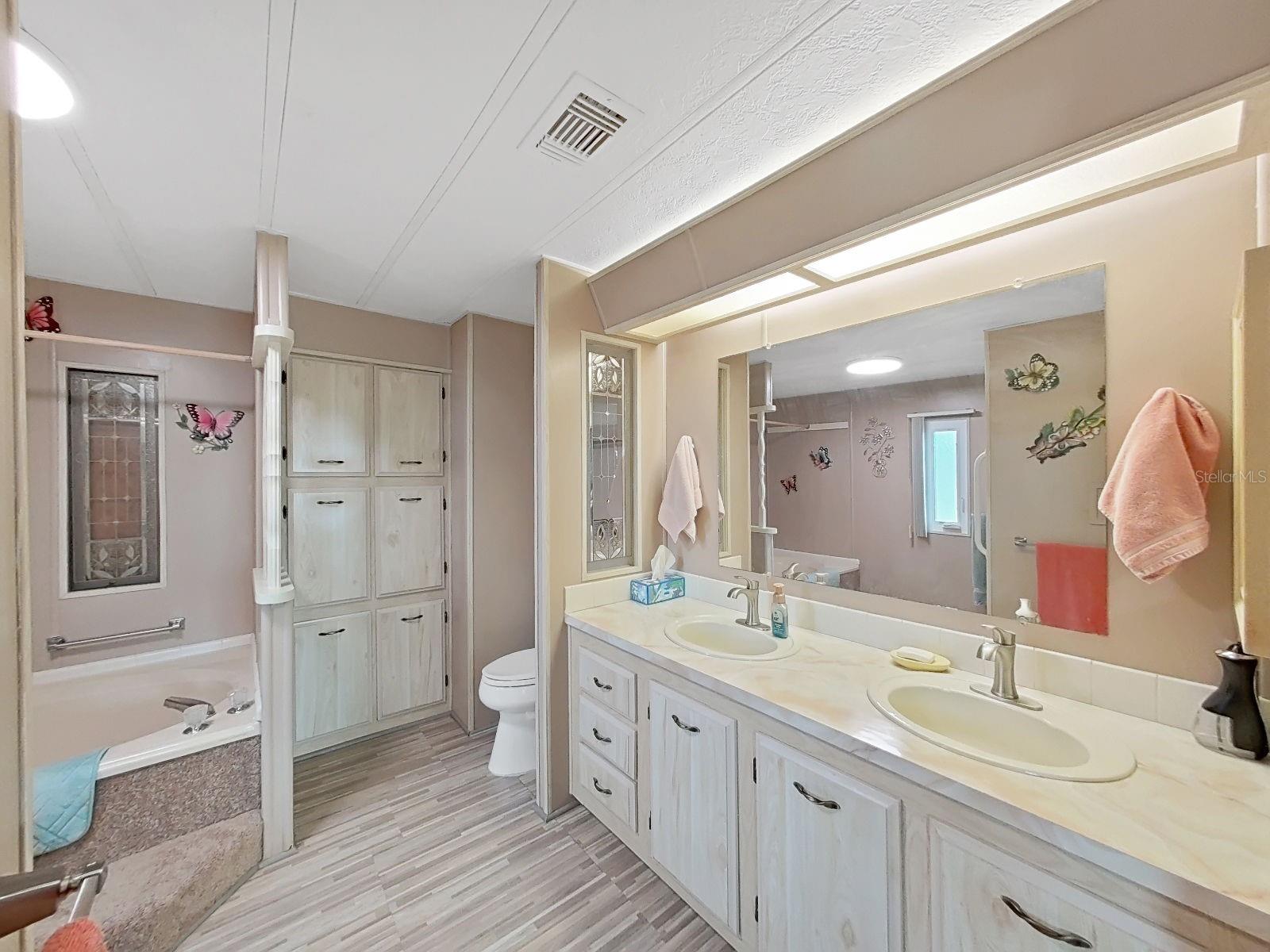 Image 25 of 47 For 4966 Deerwood Dr