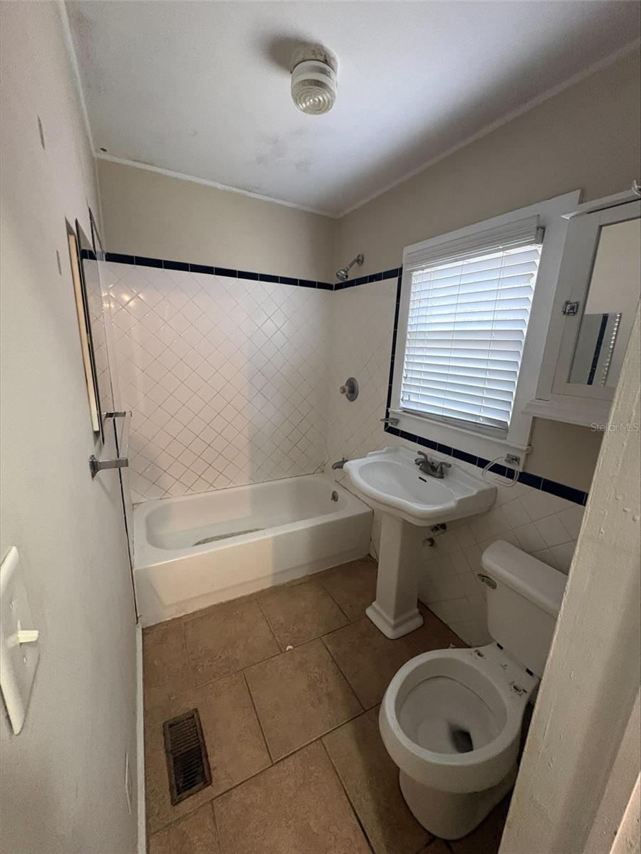 Image 10 of 10 For 425 Avenue B Ne