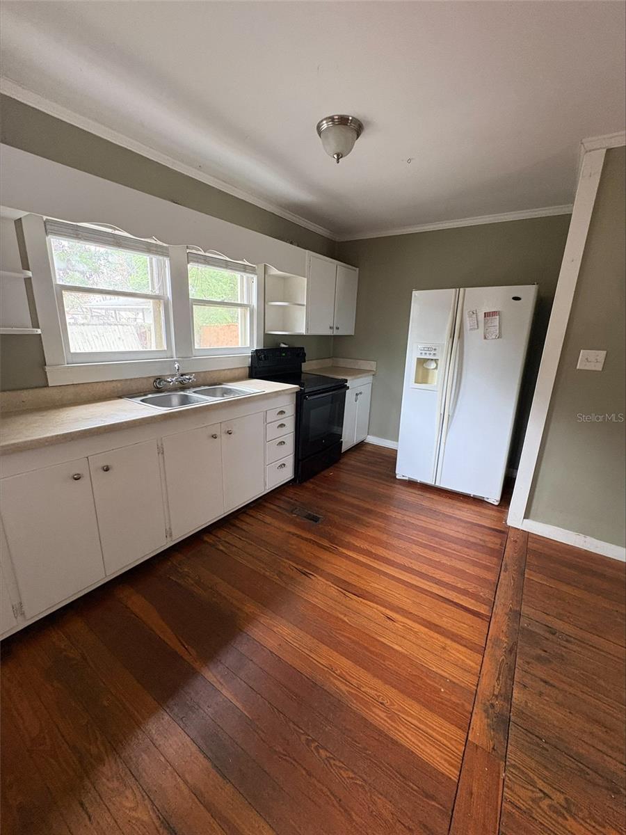 Image 6 of 10 For 425 Avenue B Ne