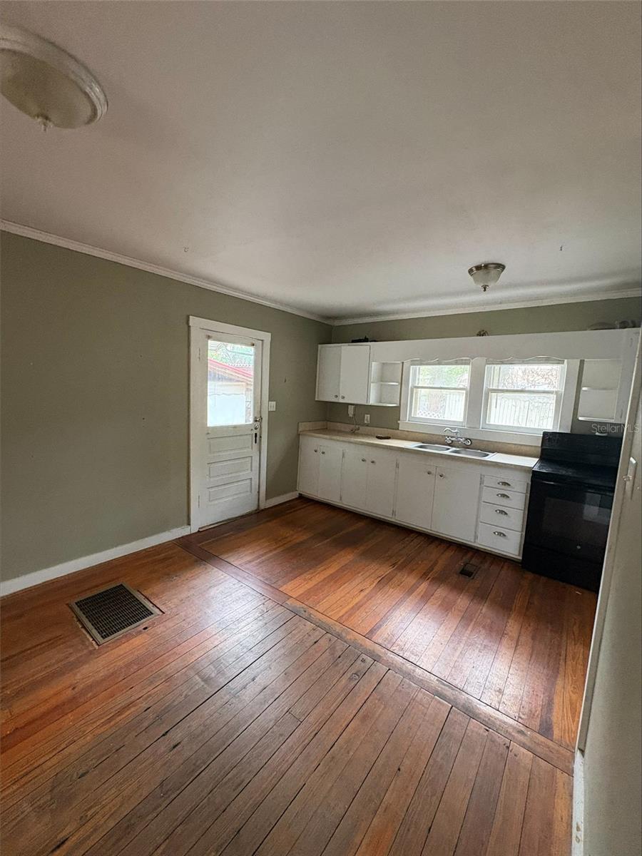 Image 9 of 10 For 425 Avenue B Ne