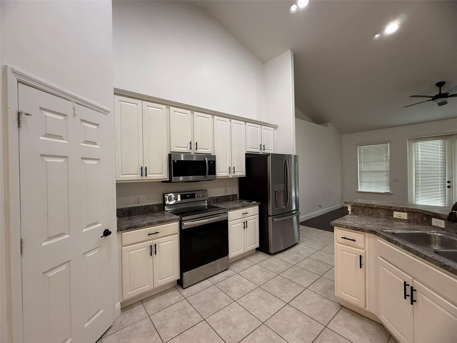 Image 19 of 52 For 725 Country Walk Cove