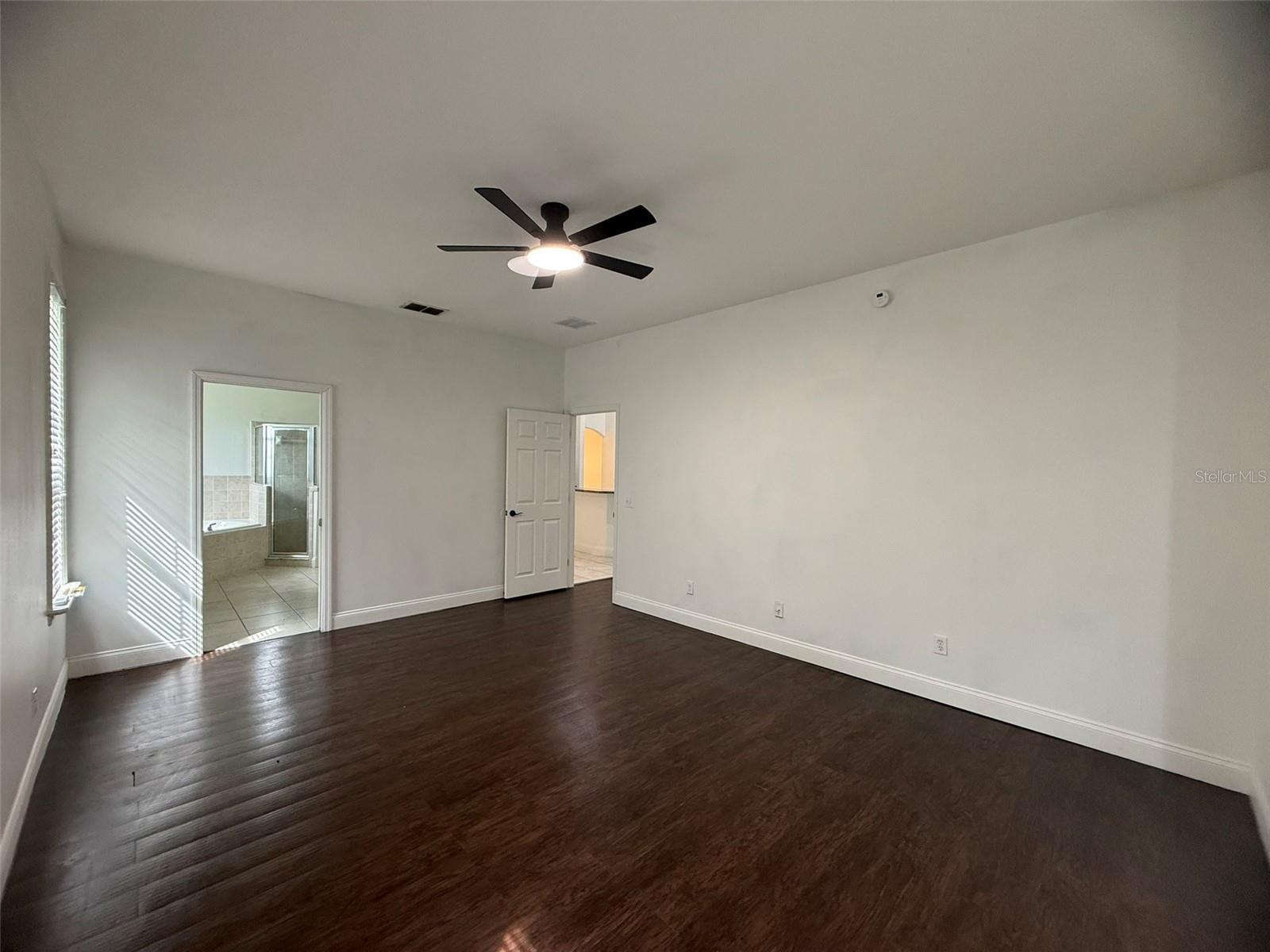 Image 21 of 52 For 725 Country Walk Cove