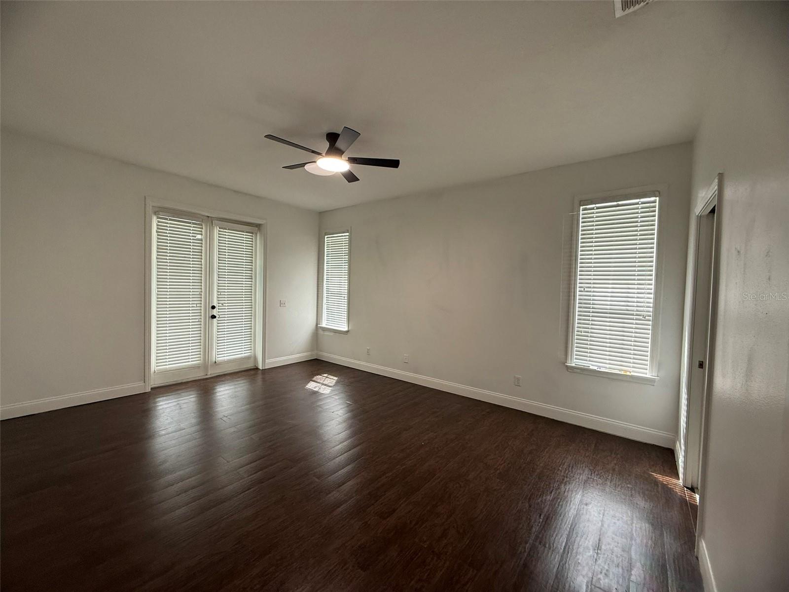 Image 23 of 52 For 725 Country Walk Cove