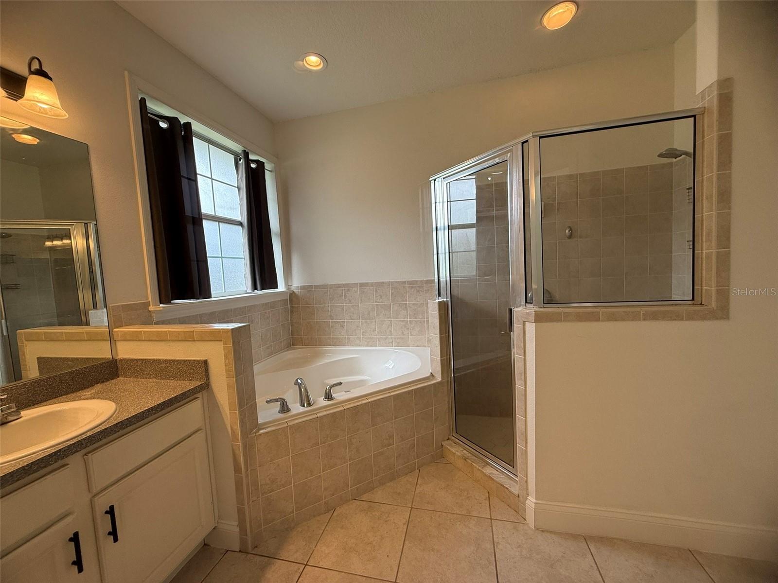 Image 25 of 52 For 725 Country Walk Cove