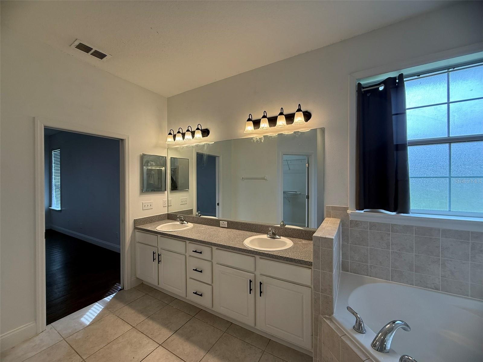 Image 27 of 52 For 725 Country Walk Cove