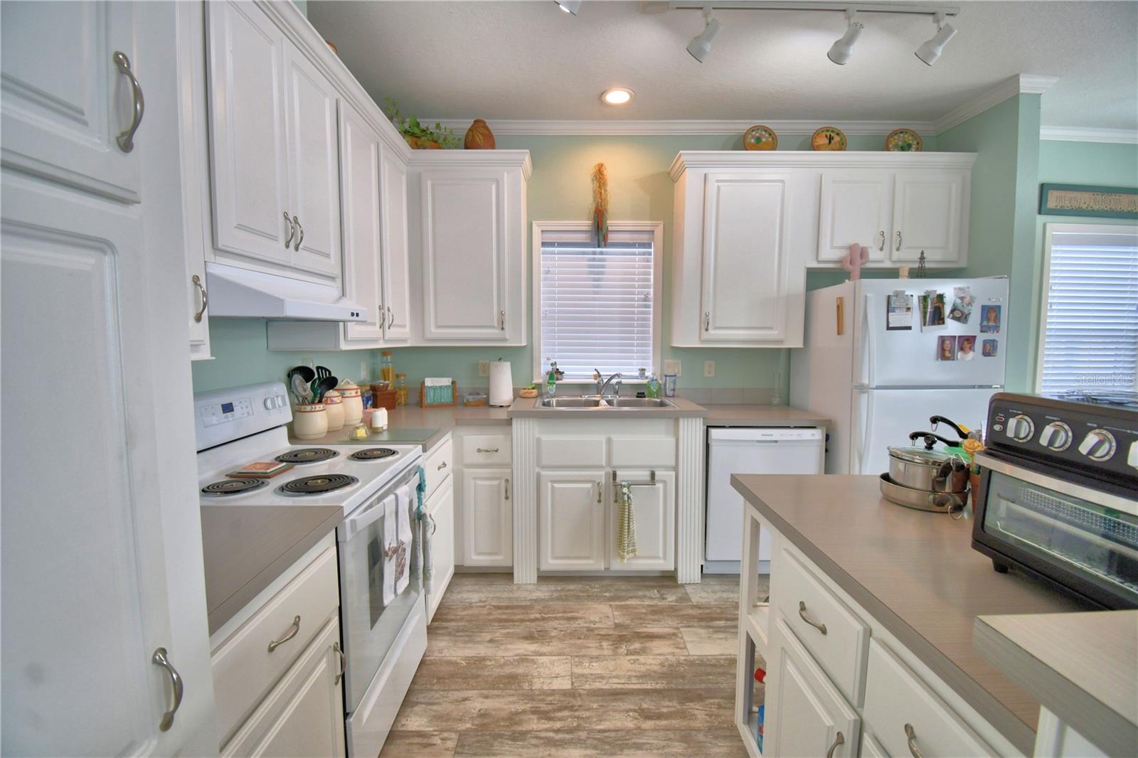 Image 33 of 56 For 4925 Cypress Gardens Road 100