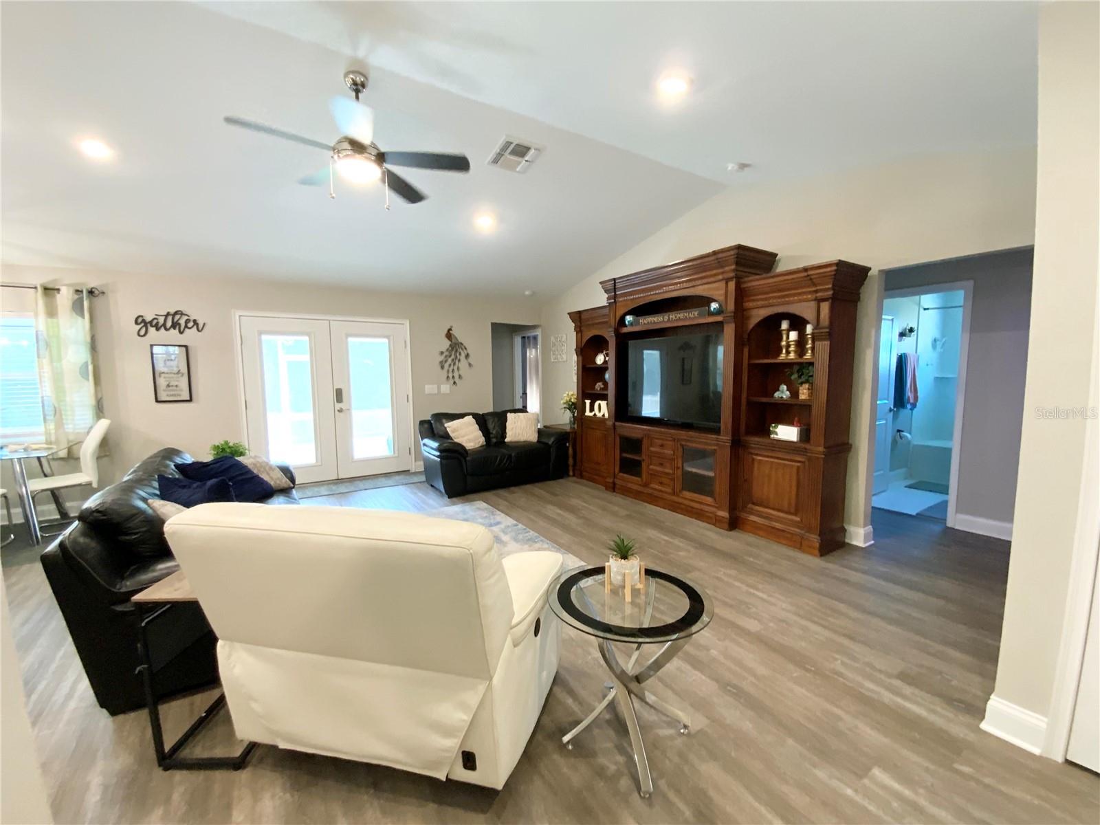 Image 3 of 63 For 692 Howard Road