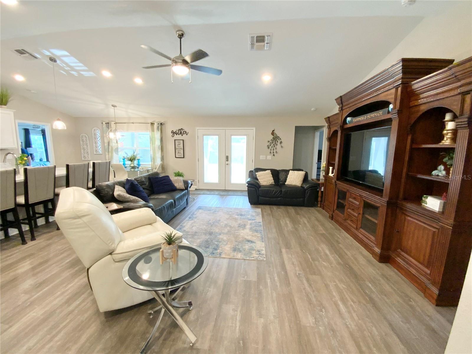 Image 4 of 63 For 692 Howard Road