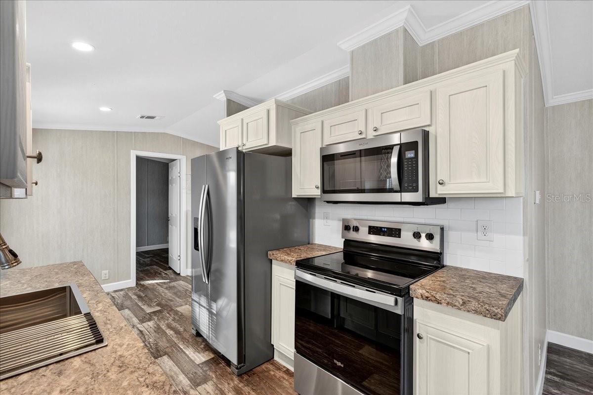 Listing photo id 12 for 9404 Loras Street