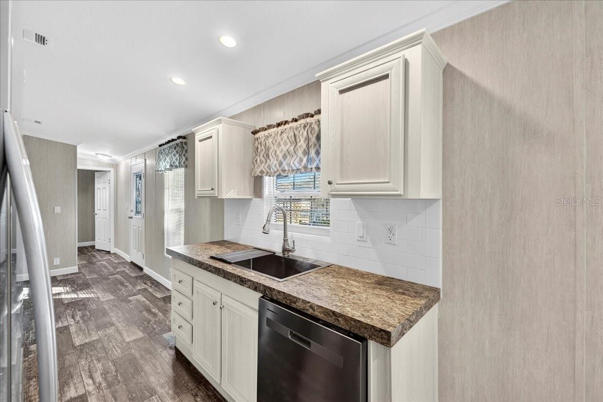 Listing photo id 13 for 9404 Loras Street