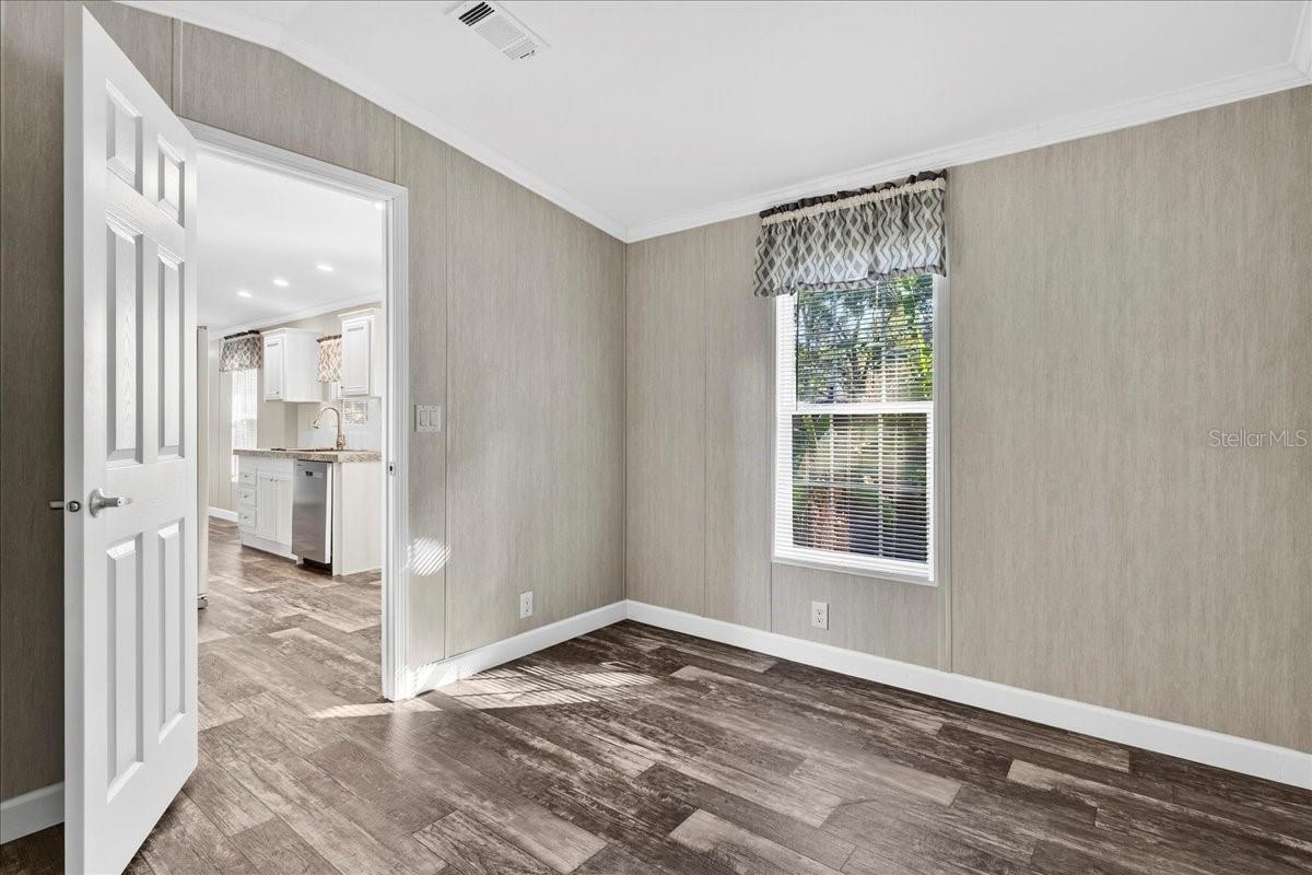 Listing photo id 19 for 9404 Loras Street