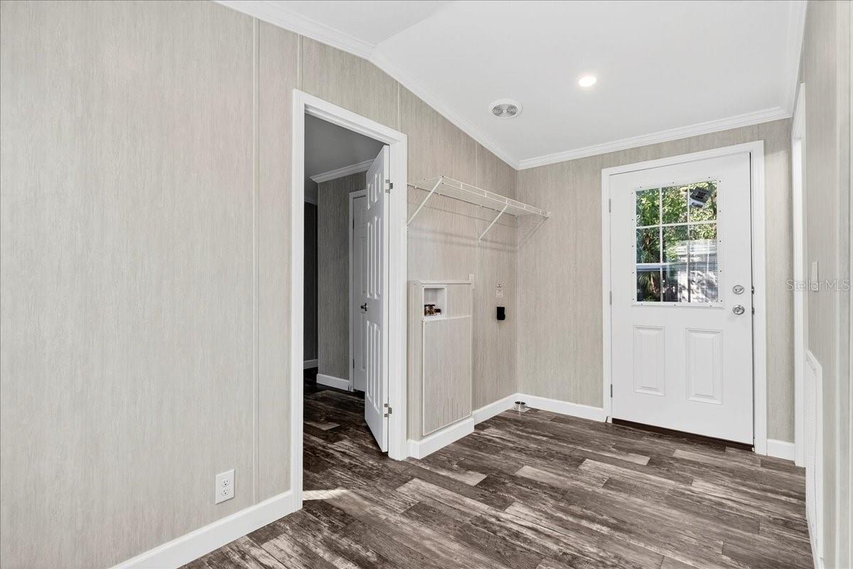 Listing photo id 21 for 9404 Loras Street