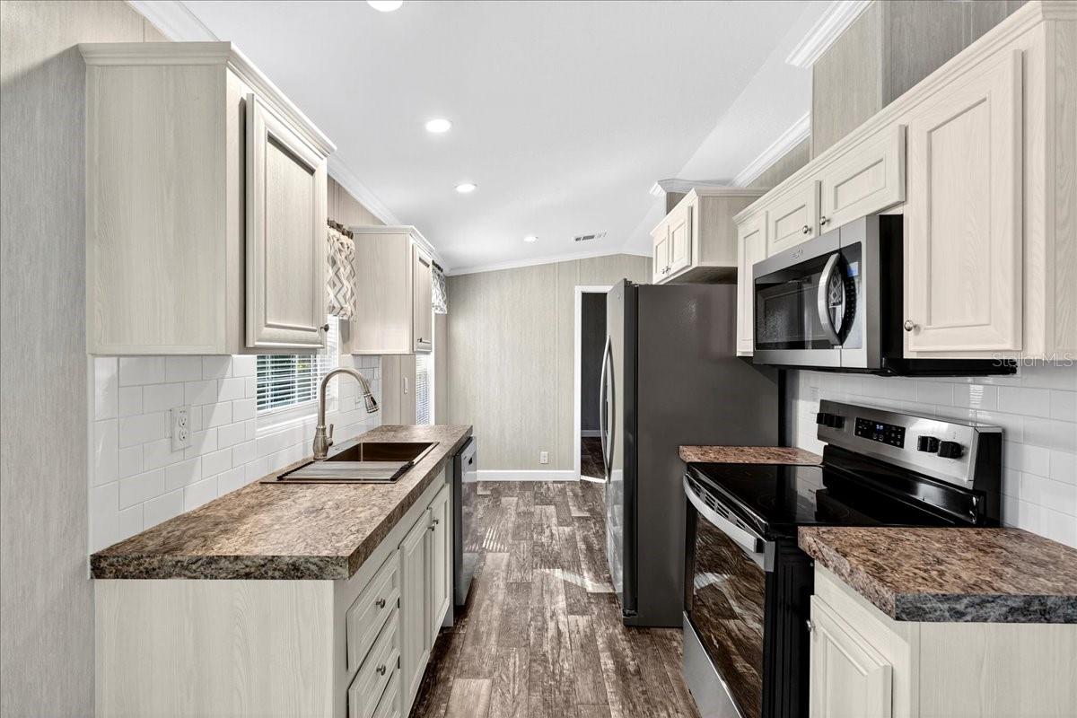 Listing photo id 1 for 9404 Loras Street