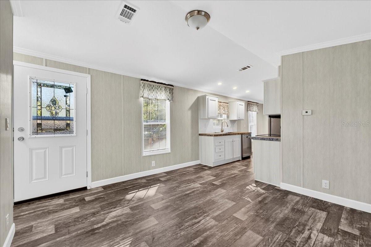 Listing photo id 2 for 9404 Loras Street