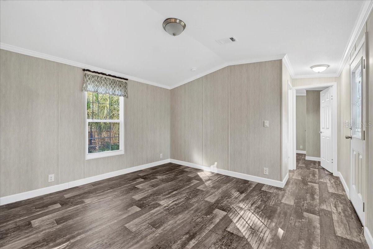 Listing photo id 4 for 9404 Loras Street