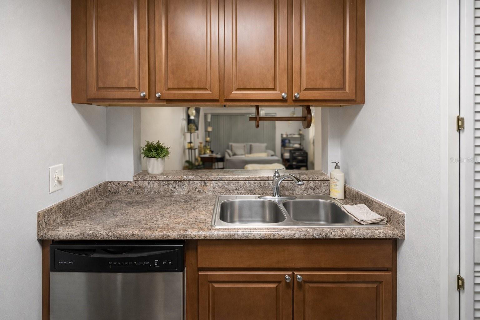 Image 5 of 8 For 141 Fernery Road E6