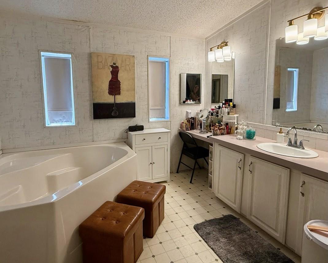 Image 14 of 19 For 4817 Rollinglen Loop W