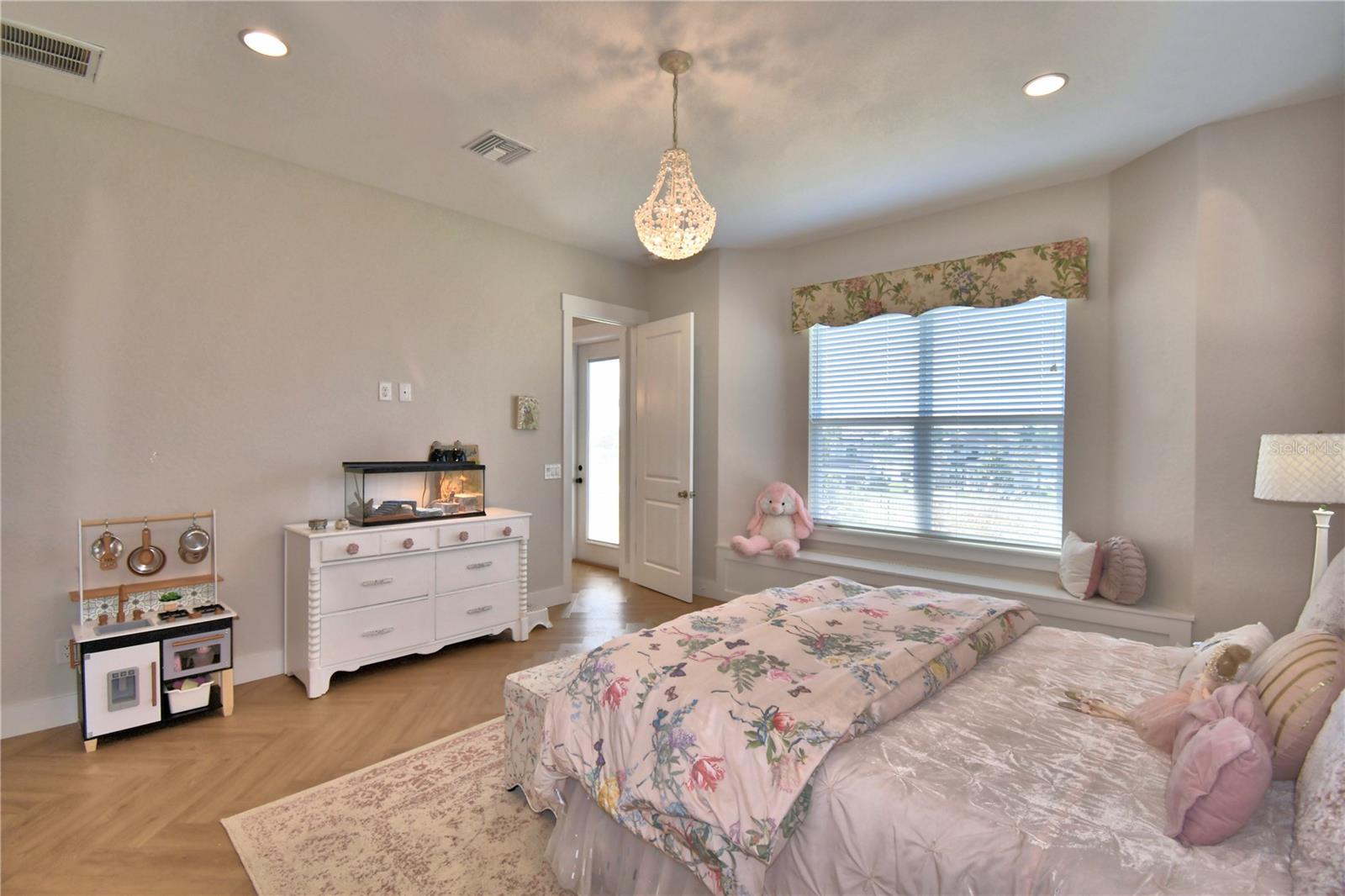 Image 35 of 100 For 203 Spring Azure Drive