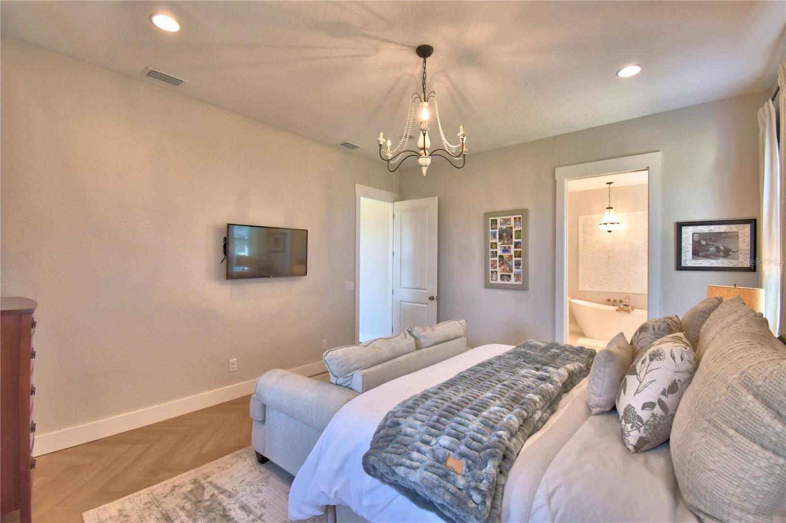 Image 42 of 100 For 203 Spring Azure Drive