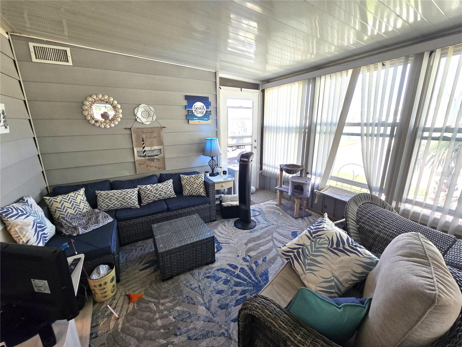 Image 18 of 100 For 336 Victoria Drive