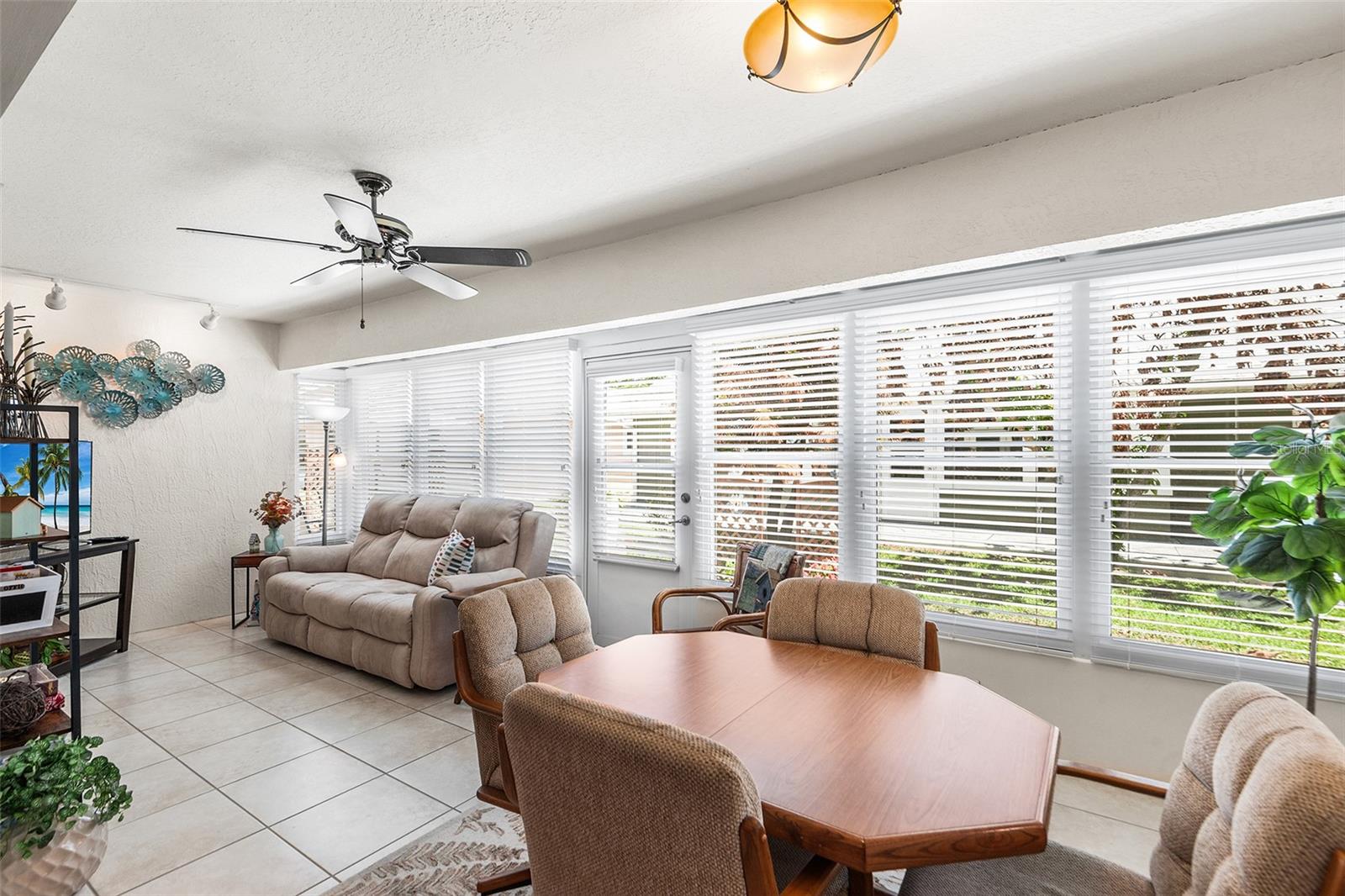 Image 20 of 41 For 510 Eastlake Dr