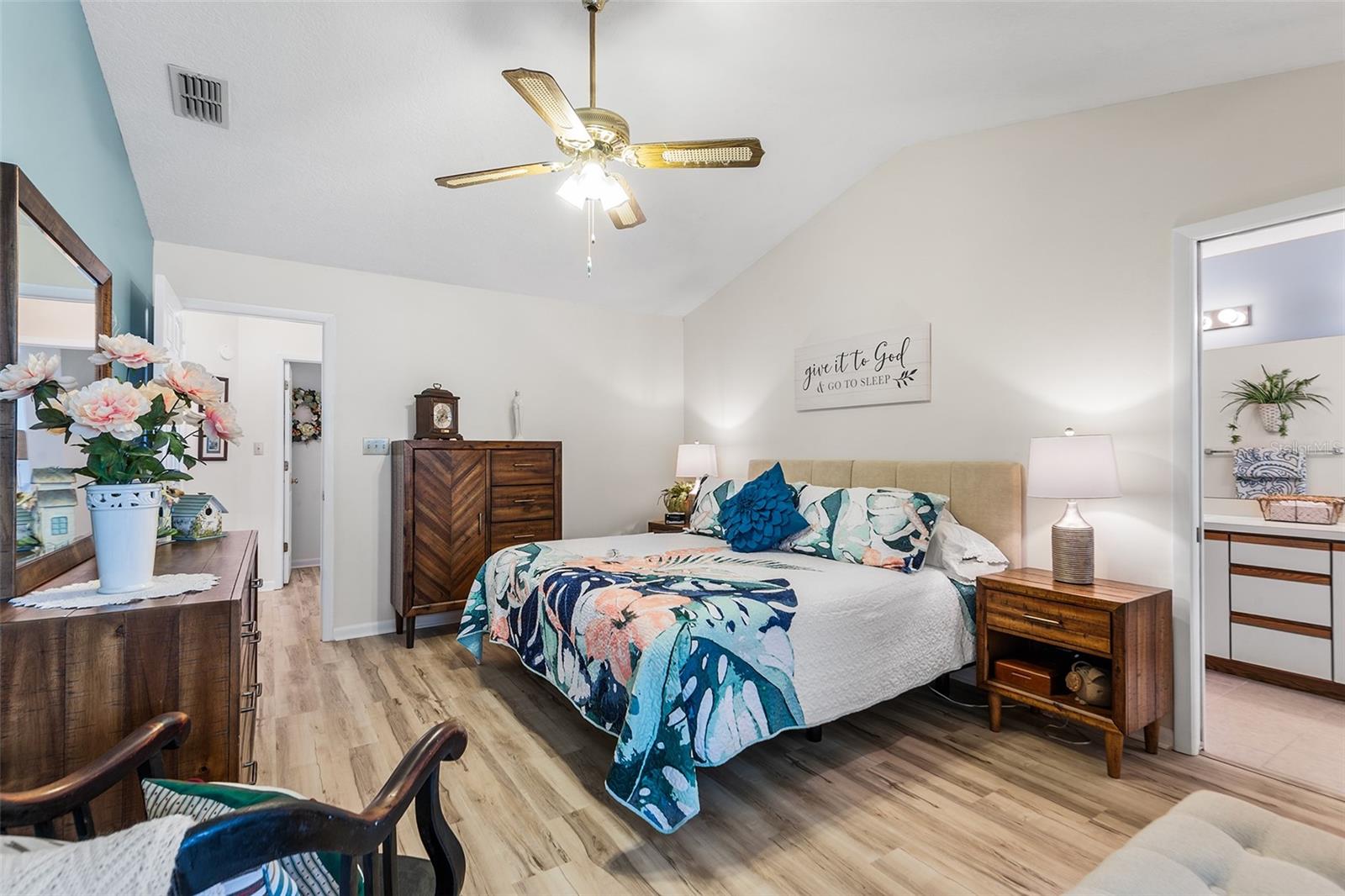 Image 22 of 41 For 510 Eastlake Dr