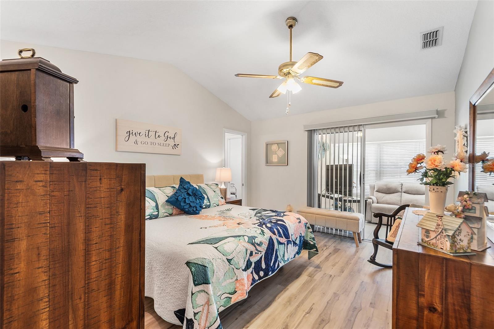 Image 23 of 41 For 510 Eastlake Dr