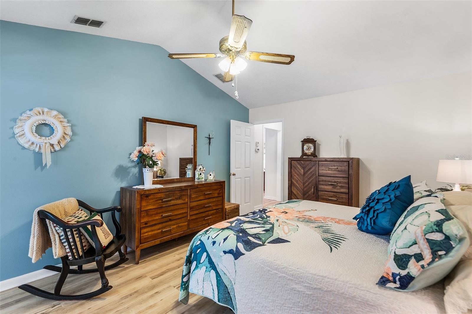 Image 24 of 41 For 510 Eastlake Dr