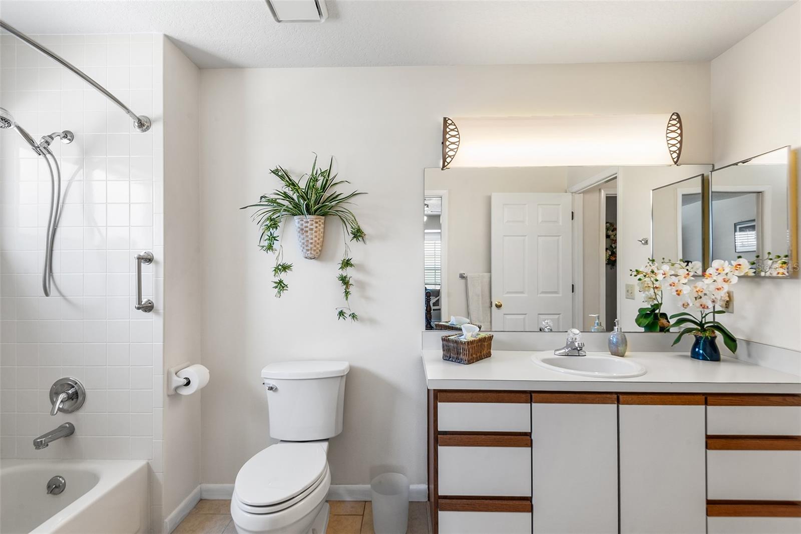 Image 31 of 41 For 510 Eastlake Dr