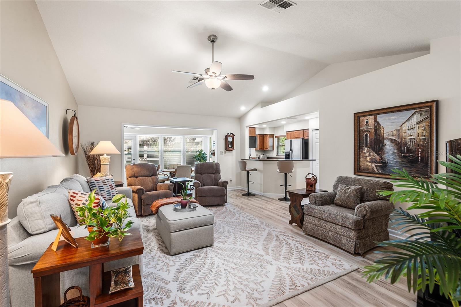 Image 4 of 41 For 510 Eastlake Dr