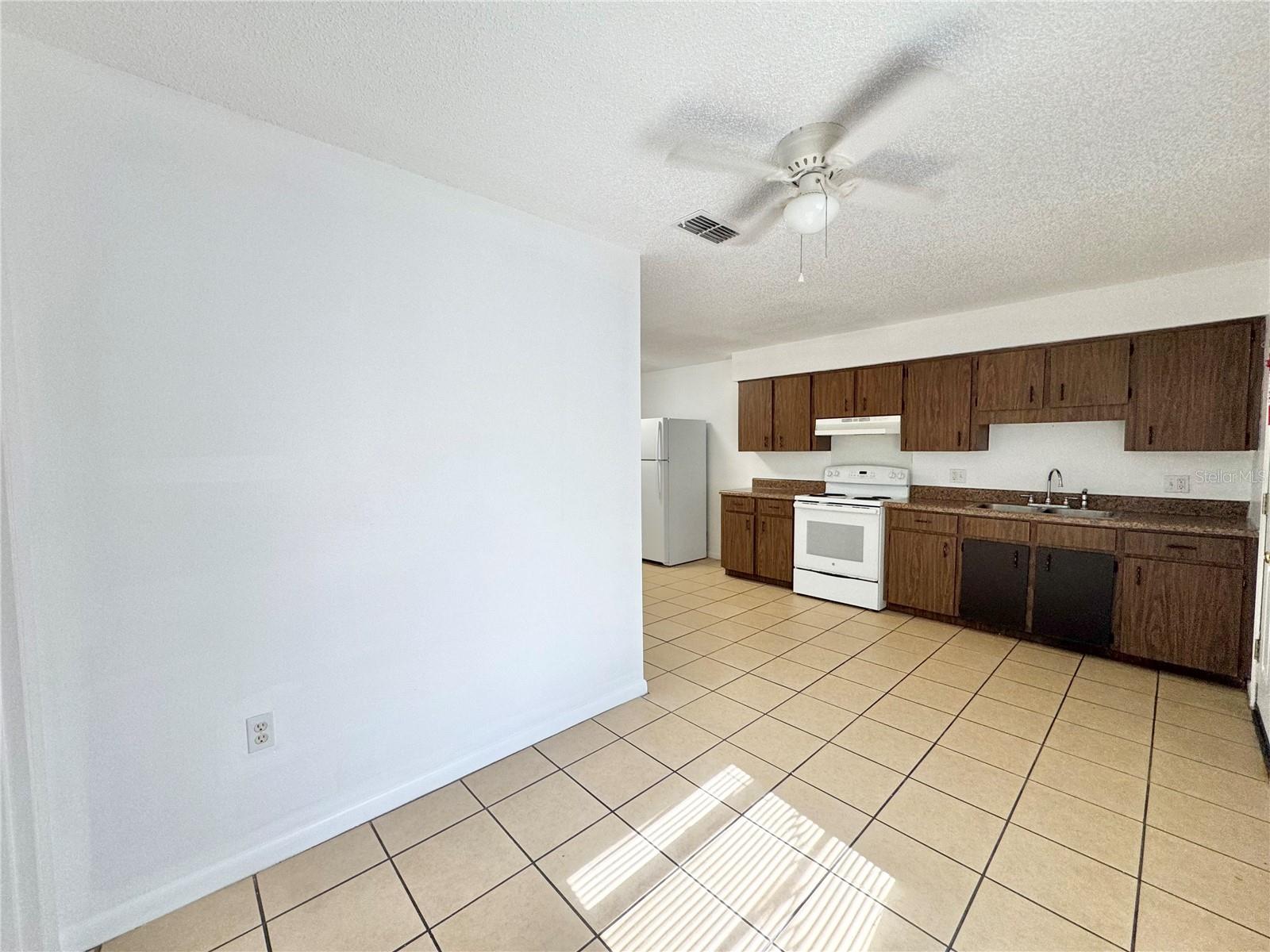 Image 10 of 20 For 2575 Elm Avenue